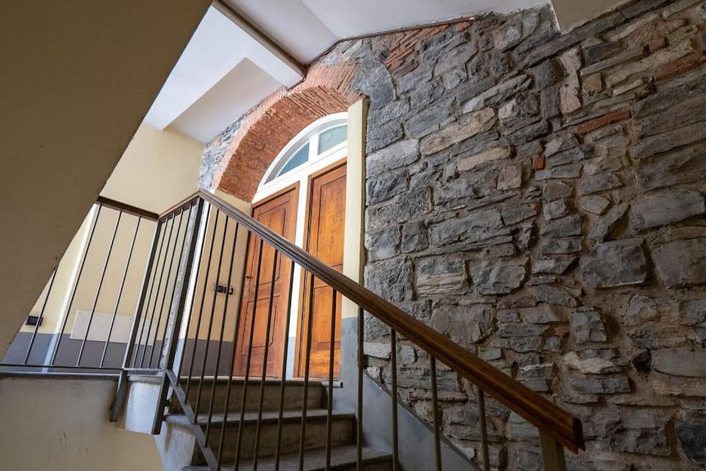 Alloggio Del 1400 Nel Cuore Del Centro Storico A 2 Min Dal Porto E Con 2 Bici Gratuite Como Exterior foto