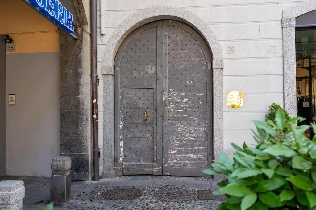 Alloggio Del 1400 Nel Cuore Del Centro Storico A 2 Min Dal Porto E Con 2 Bici Gratuite Como Exterior foto