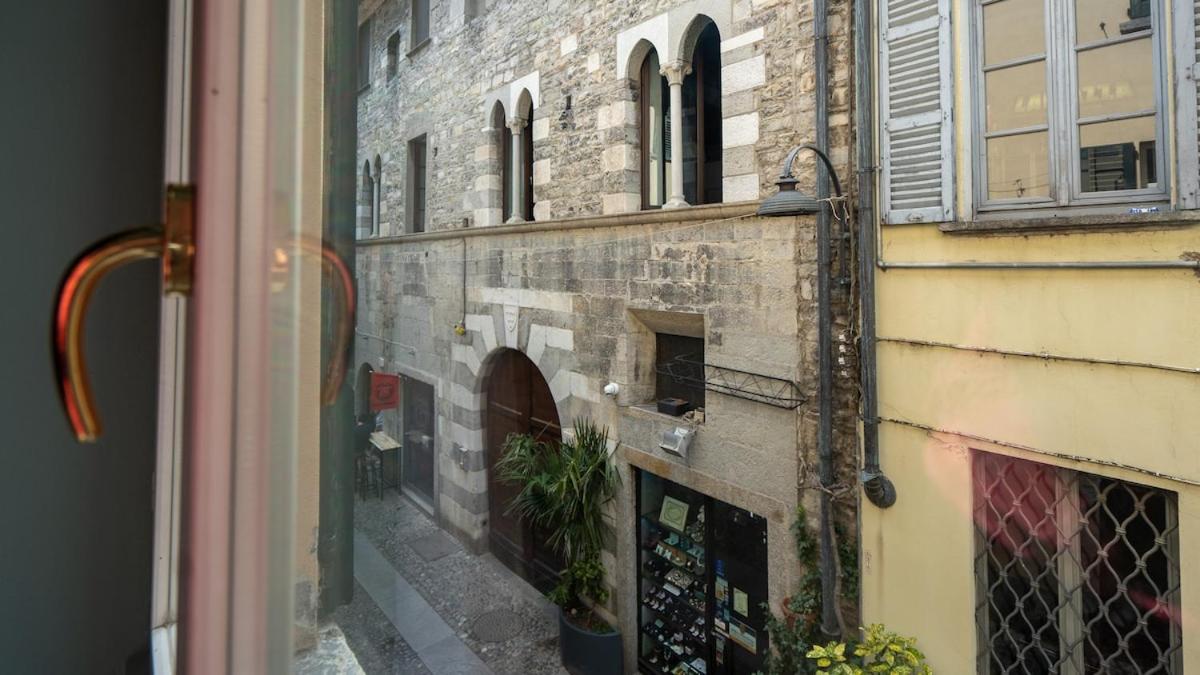 Alloggio Del 1400 Nel Cuore Del Centro Storico A 2 Min Dal Porto E Con 2 Bici Gratuite Como Exterior foto