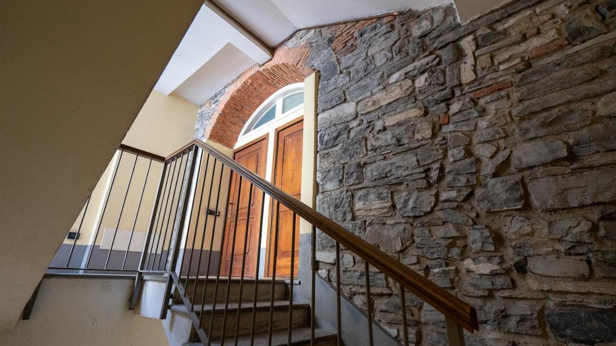 Alloggio Del 1400 Nel Cuore Del Centro Storico A 2 Min Dal Porto E Con 2 Bici Gratuite Como Exterior foto